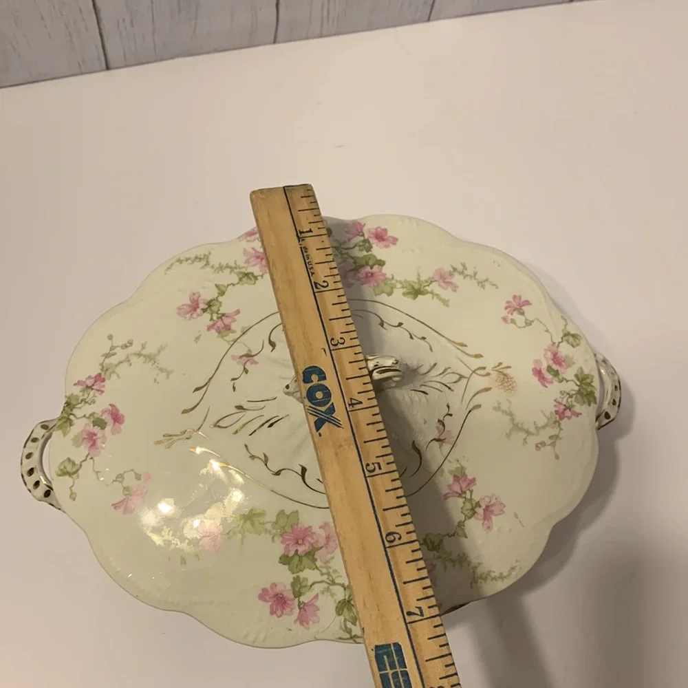 Covered serving dish. - Picture 14 of 15
